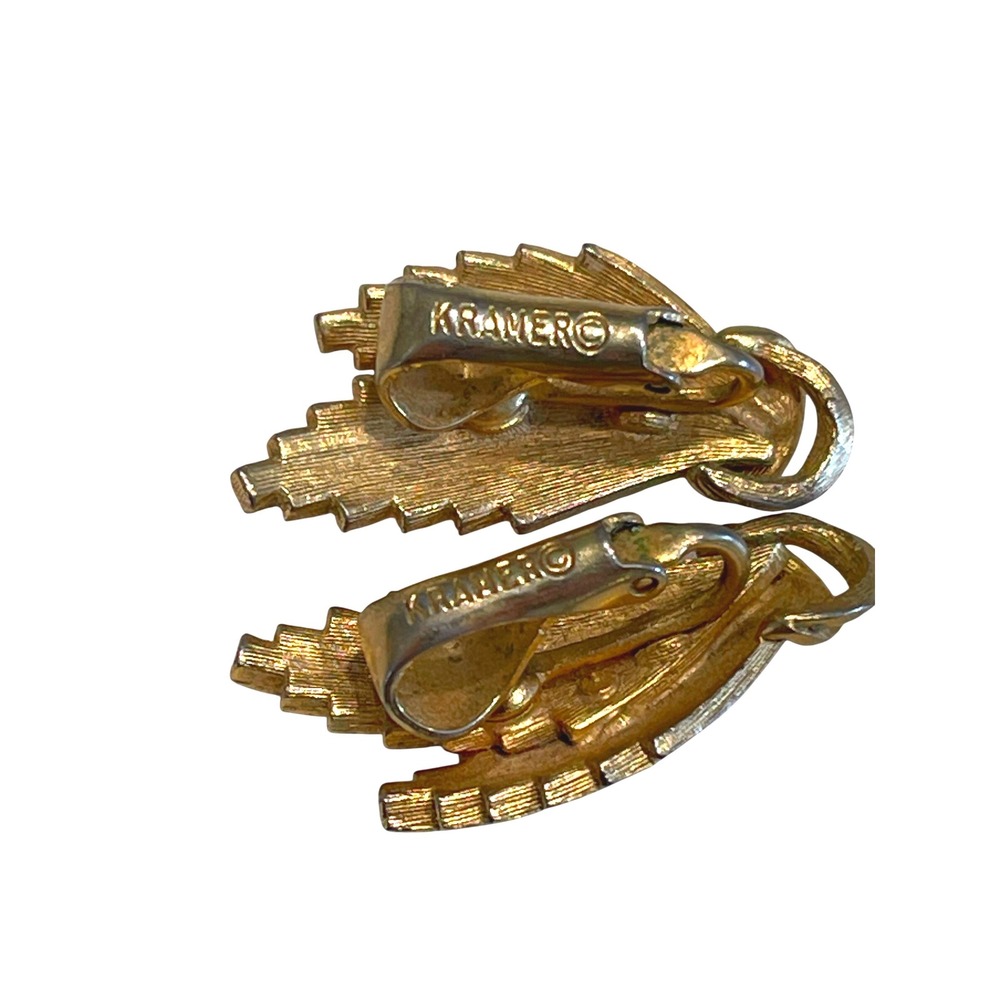 VTG Kramer Clip-On Earrings Beautiful Gold Tone Knot‎ Fan Leaf Design Signed - Picture 3 of 4
